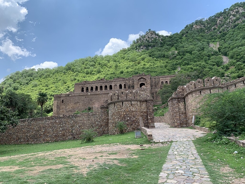 Bhangarh is a cursed ghost town in India where you can't go at night Bhangarh is a cursed ghost town in India where you can't go at night