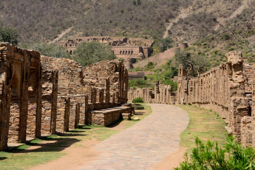 Bhangarh is a cursed ghost town in India where you can't go at night Bhangarh is a cursed ghost town in India where you can't go at night