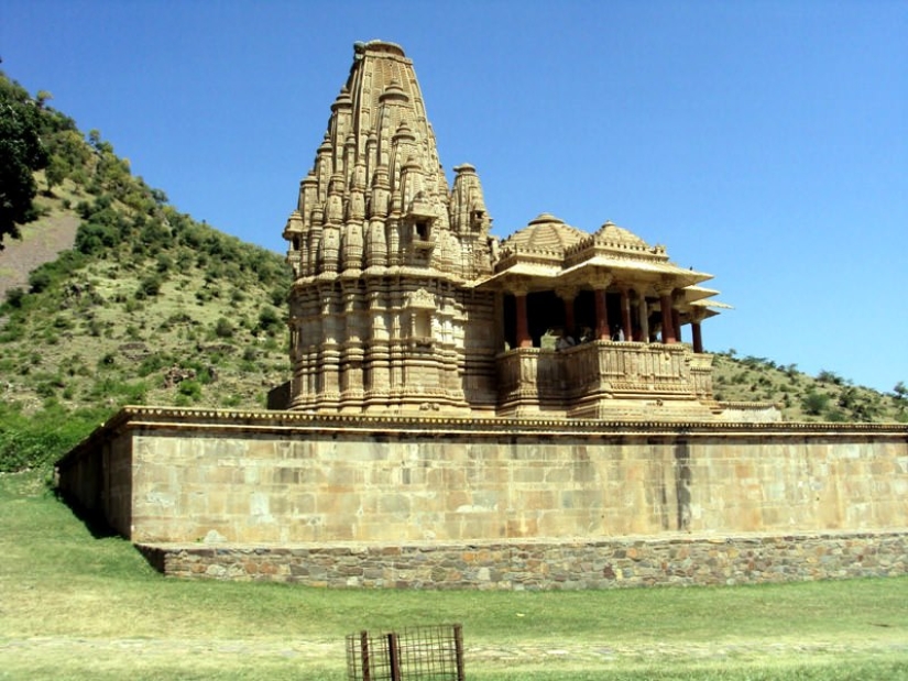 Bhangarh is a cursed ghost town in India where you can't go at night Bhangarh is a cursed ghost town in India where you can't go at night