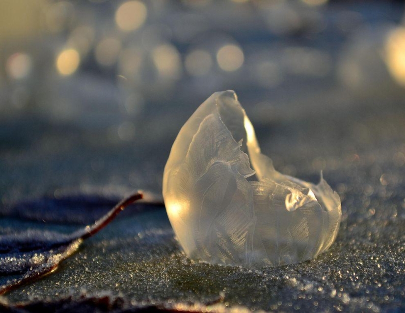 Bolas de cristal - una niña fotografía pompas de jabón en el frío