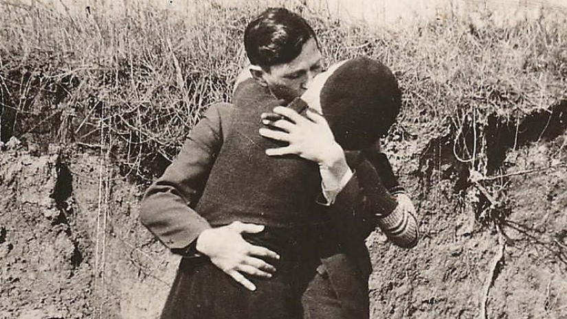 Bonnie and Clyde: The Story of the Barrow Gang Bonnie and Clyde: The Story of the Barrow Gang