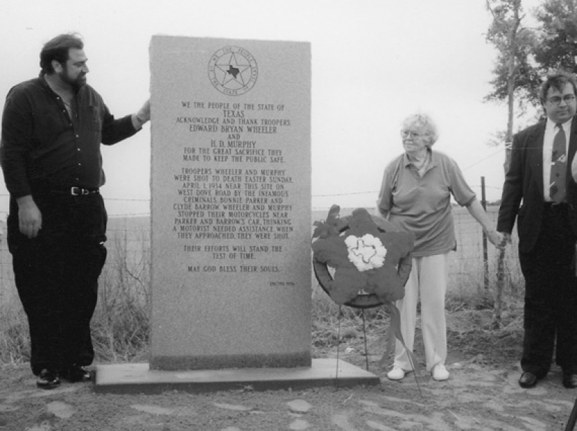 Bonnie and Clyde: The Story of the Barrow Gang Bonnie and Clyde: The Story of the Barrow Gang