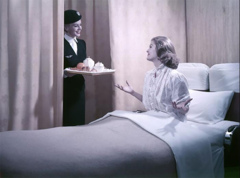 Breakfast in bed: how was the first class of Air France airline in 1957 Breakfast in bed: how was the first class of Air France airline in 1957