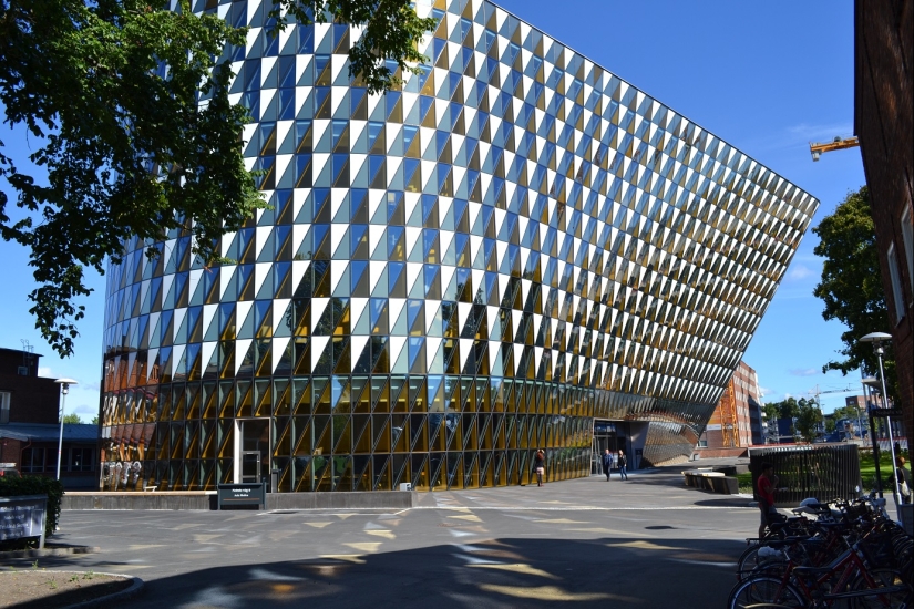 Buildings with a slope