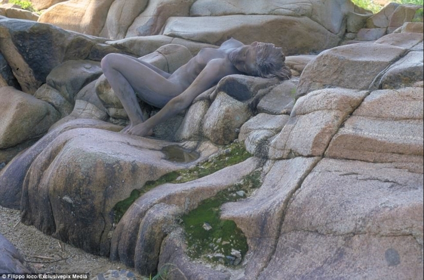 Busca a una mujer: las modelos desnudas se mezclan con el paisaje Busca a una mujer: las modelos desnudas se mezclan con el paisaje