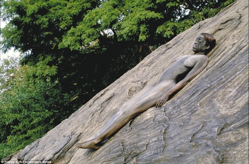 Busca a una mujer: las modelos desnudas se mezclan con el paisaje Busca a una mujer: las modelos desnudas se mezclan con el paisaje