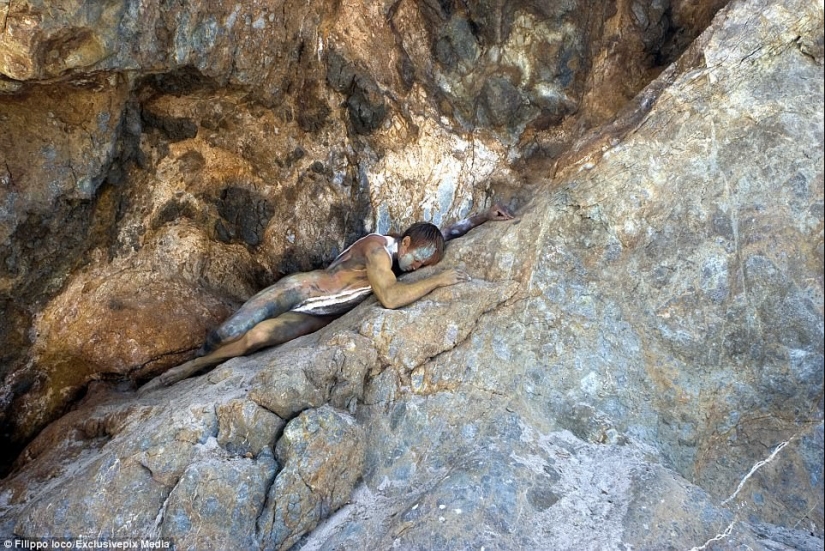 Busca a una mujer: las modelos desnudas se mezclan con el paisaje Busca a una mujer: las modelos desnudas se mezclan con el paisaje