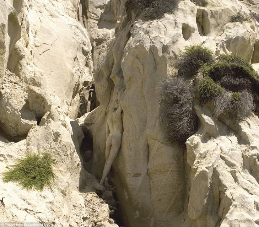 Busca a una mujer: las modelos desnudas se mezclan con el paisaje Busca a una mujer: las modelos desnudas se mezclan con el paisaje