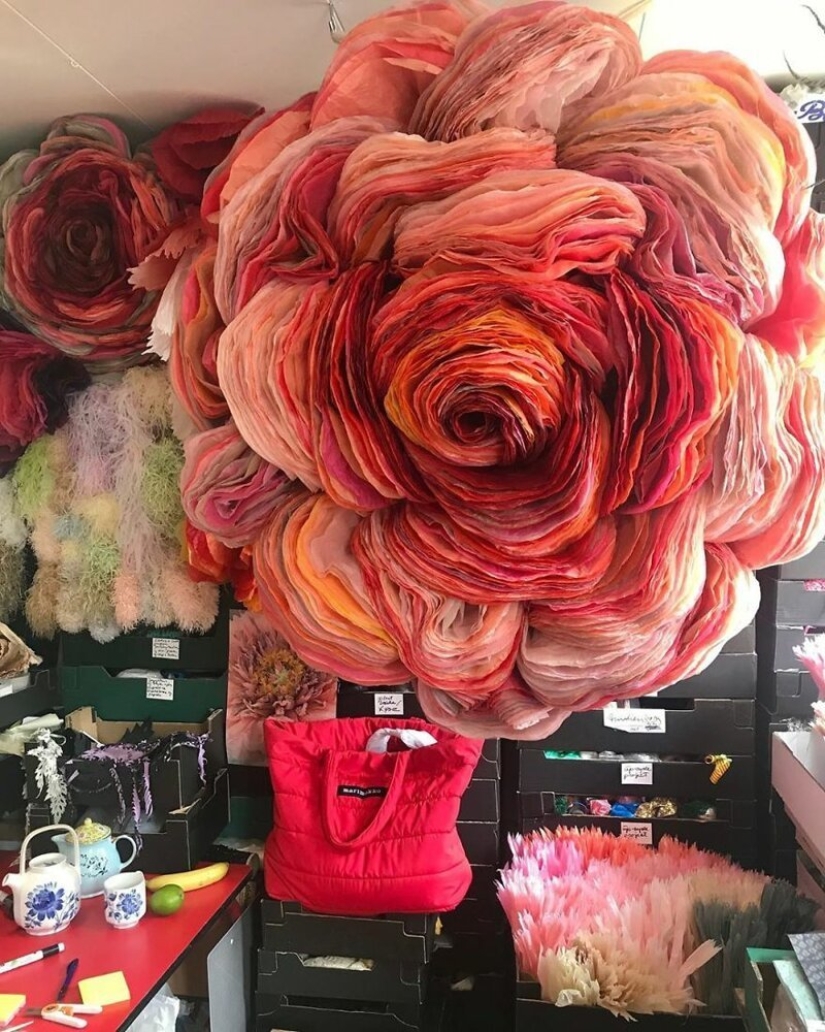 "Cada uno de nosotros necesita belleza": ¿por qué esta mujer crea flores enormes "Cada uno de nosotros necesita belleza": ¿por qué esta mujer crea flores enormes