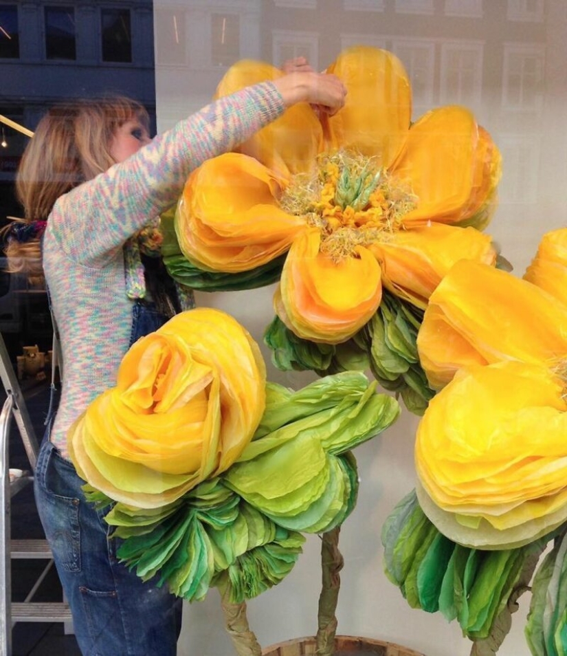 "Cada uno de nosotros necesita belleza": ¿por qué esta mujer crea flores enormes "Cada uno de nosotros necesita belleza": ¿por qué esta mujer crea flores enormes