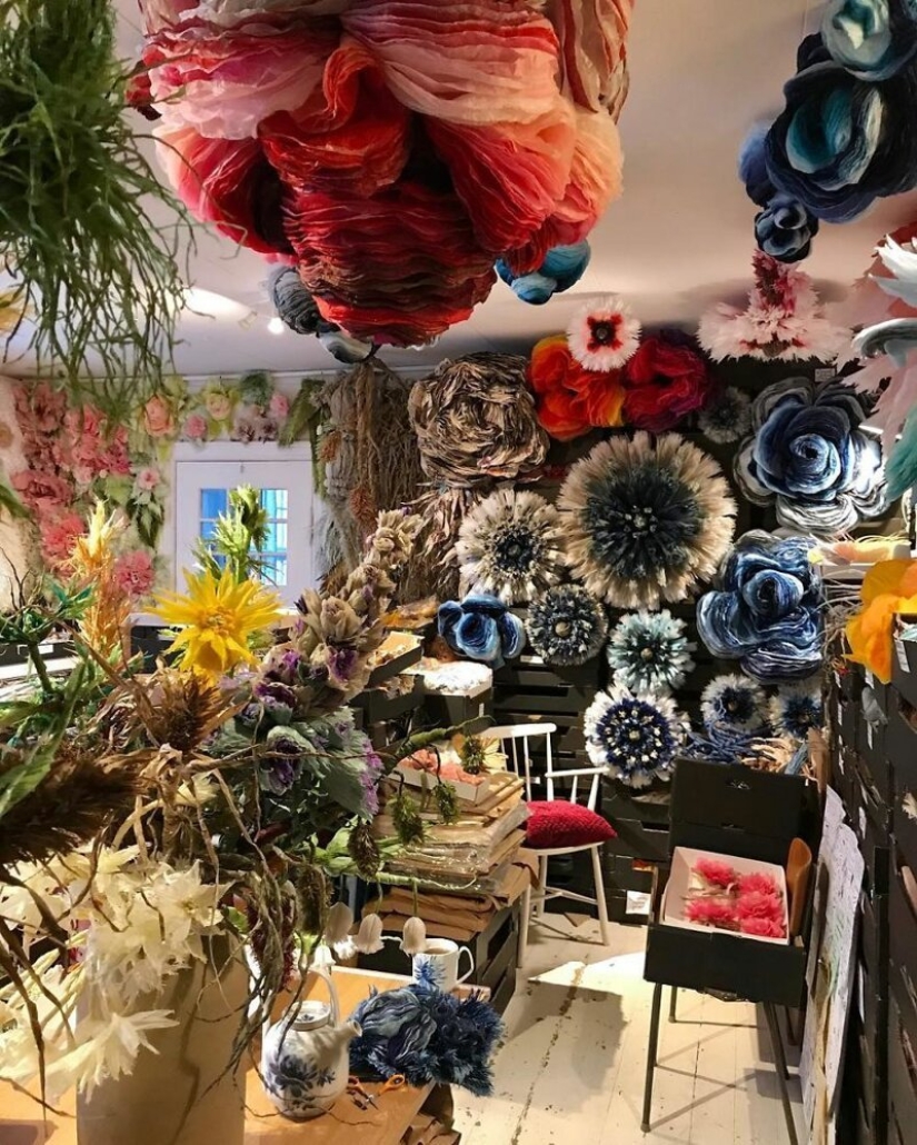 "Cada uno de nosotros necesita belleza": ¿por qué esta mujer crea flores enormes "Cada uno de nosotros necesita belleza": ¿por qué esta mujer crea flores enormes