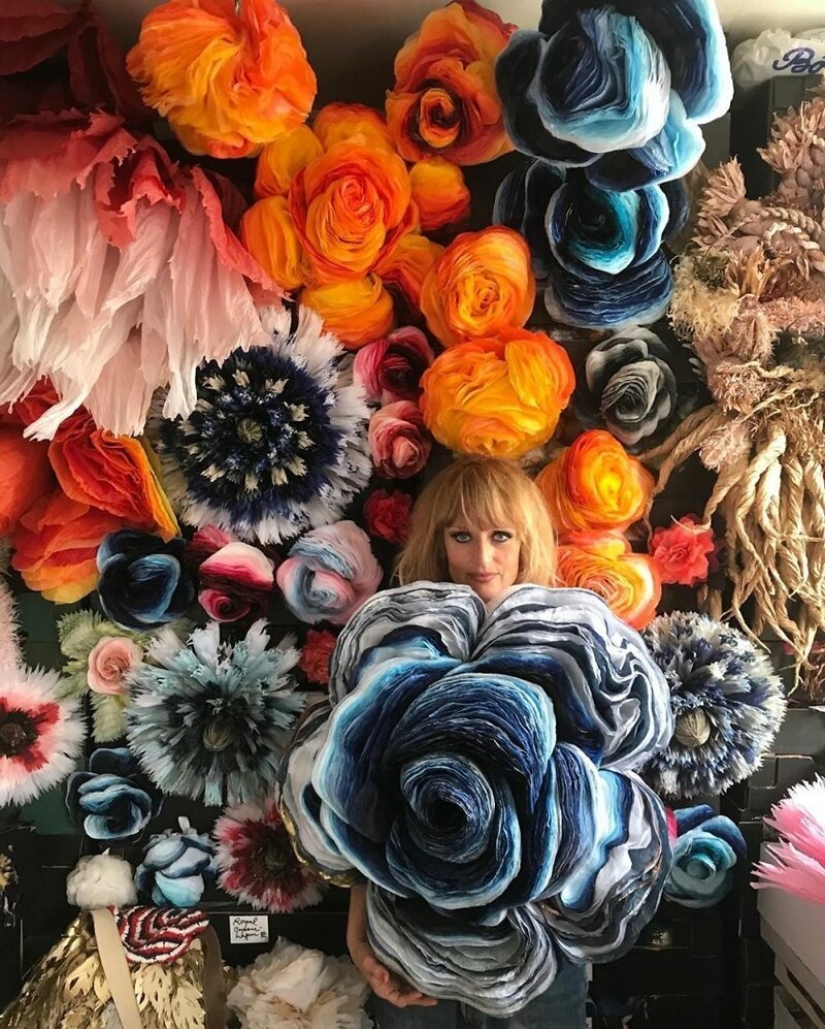 "Cada uno de nosotros necesita belleza": ¿por qué esta mujer crea flores enormes "Cada uno de nosotros necesita belleza": ¿por qué esta mujer crea flores enormes