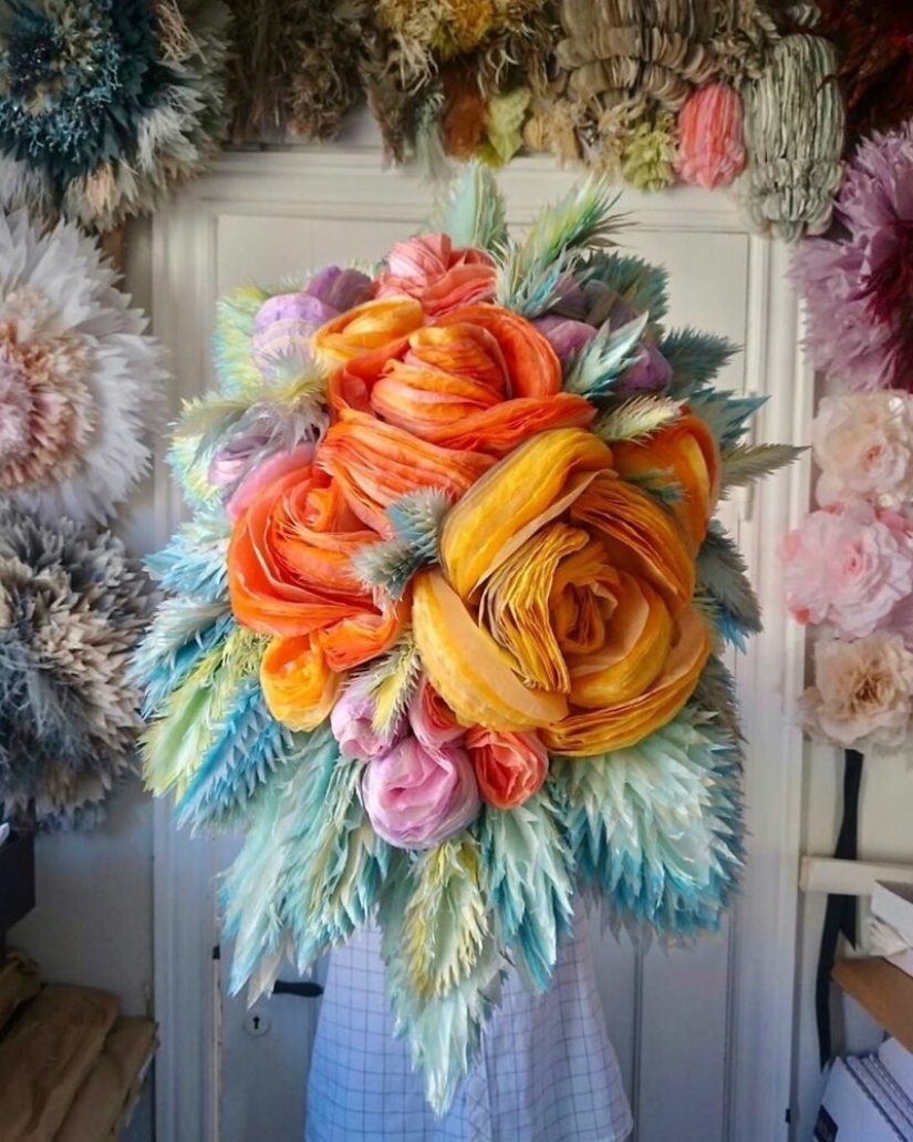 "Cada uno de nosotros necesita belleza": ¿por qué esta mujer crea flores enormes "Cada uno de nosotros necesita belleza": ¿por qué esta mujer crea flores enormes