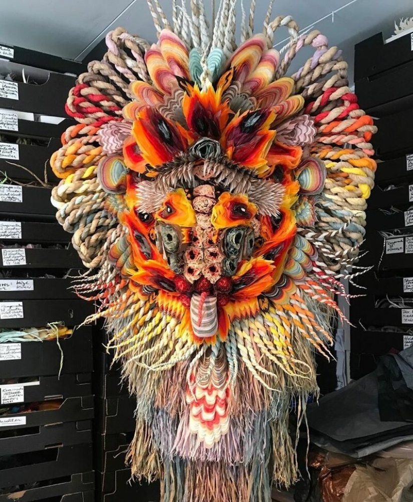 "Cada uno de nosotros necesita belleza": ¿por qué esta mujer crea flores enormes "Cada uno de nosotros necesita belleza": ¿por qué esta mujer crea flores enormes