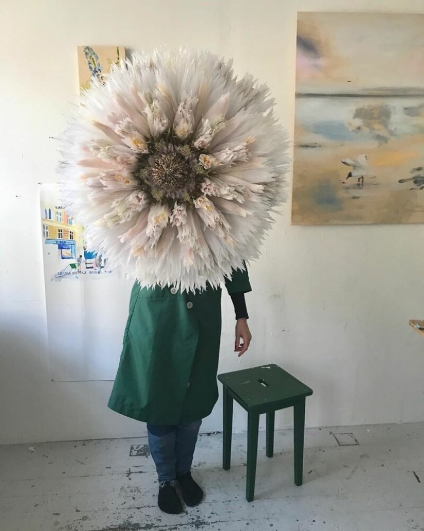 "Cada uno de nosotros necesita belleza": ¿por qué esta mujer crea flores enormes "Cada uno de nosotros necesita belleza": ¿por qué esta mujer crea flores enormes