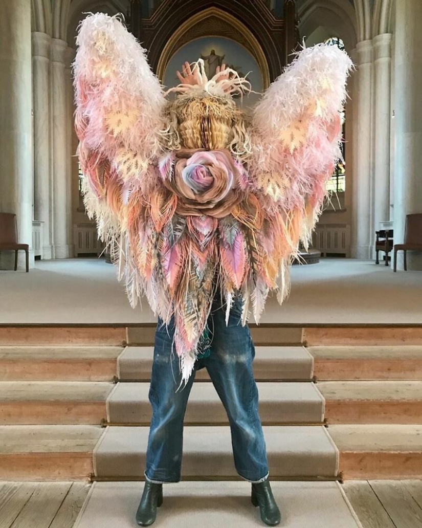 "Cada uno de nosotros necesita belleza": ¿por qué esta mujer crea flores enormes "Cada uno de nosotros necesita belleza": ¿por qué esta mujer crea flores enormes