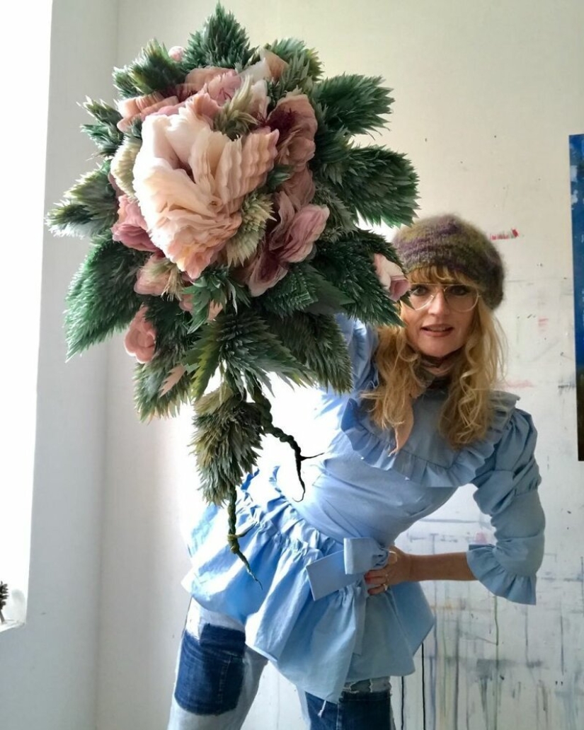 "Cada uno de nosotros necesita belleza": ¿por qué esta mujer crea flores enormes "Cada uno de nosotros necesita belleza": ¿por qué esta mujer crea flores enormes