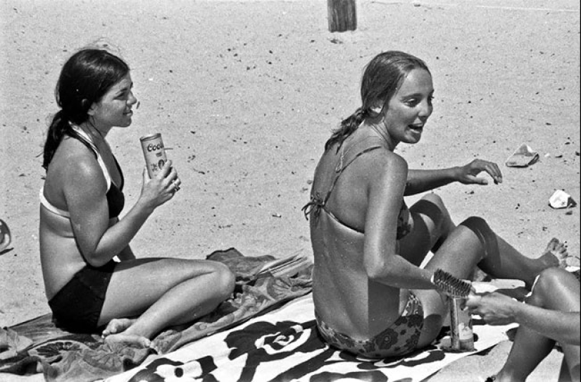 Cansado del sol: un caluroso día de verano de 1970 en la famosa Playa de la Misión Cansado del sol: un caluroso día de verano de 1970 en la famosa Playa de la Misión