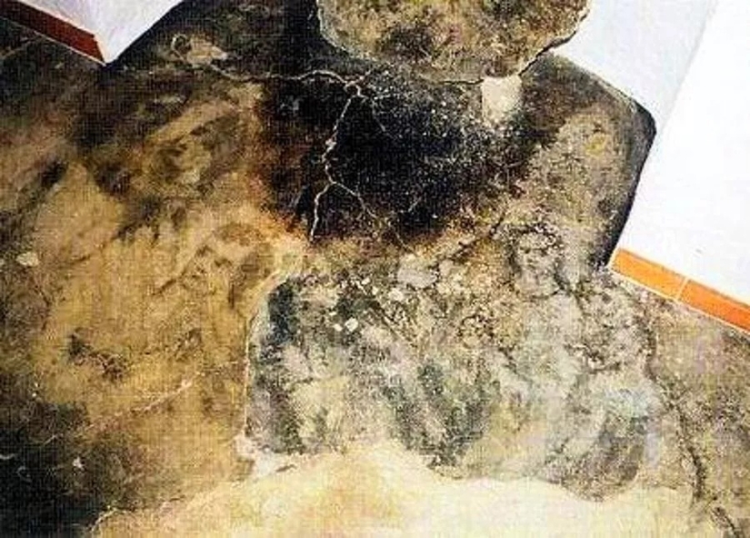 "Caras de Belmes portraits extraños retratos aparecen en el suelo de la casa de una familia española "Caras de Belmes portraits extraños retratos aparecen en el suelo de la casa de una familia española