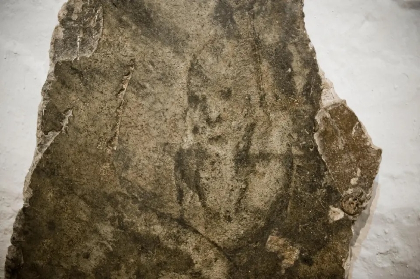 "Caras de Belmes portraits extraños retratos aparecen en el suelo de la casa de una familia española "Caras de Belmes portraits extraños retratos aparecen en el suelo de la casa de una familia española