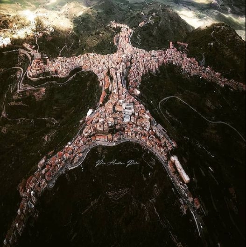 Centuripe es una pequeña ciudad siciliana con una forma muy inusual Centuripe es una pequeña ciudad siciliana con una forma muy inusual