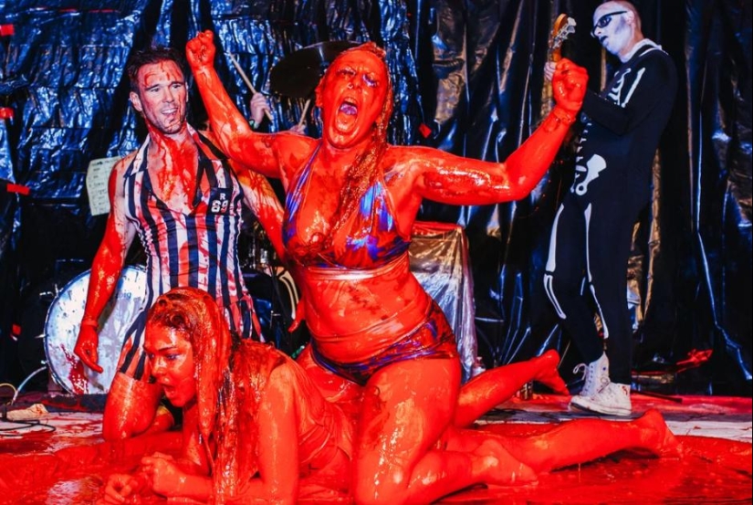 "Changing the soup broken soup": how do women fight in the mud "Changing the soup broken soup": how do women fight in the mud