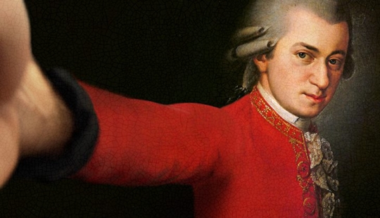 Classic in the style of selfies: the Italian artist ironically beat the famous canvases