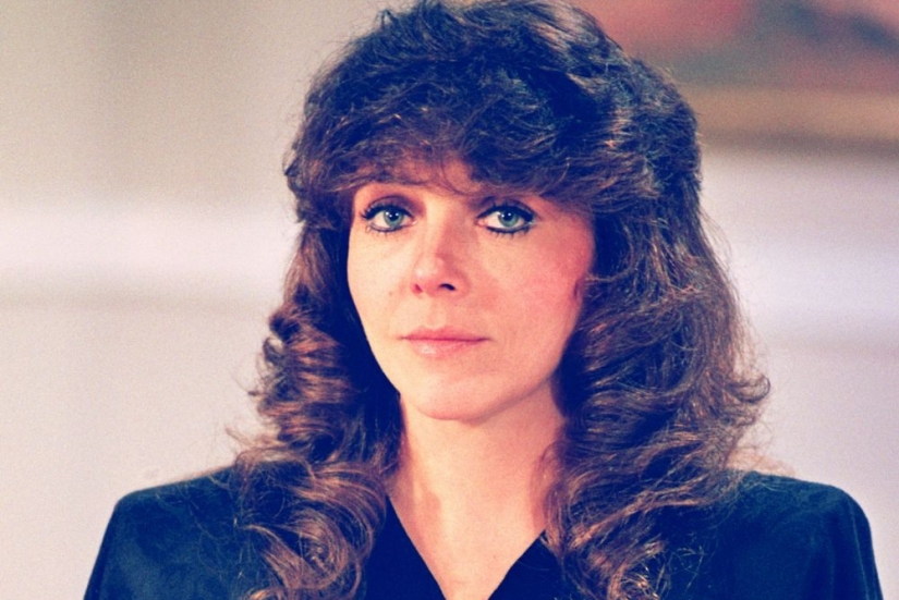 Cómo apareció un bolso a rayas con una dama con sombrero: uno de los símbolos de los años 90 Cómo apareció un bolso a rayas con una dama con sombrero: uno de los símbolos de los años 90