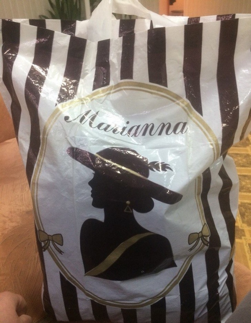 Cómo apareció un bolso a rayas con una dama con sombrero: uno de los símbolos de los años 90 Cómo apareció un bolso a rayas con una dama con sombrero: uno de los símbolos de los años 90