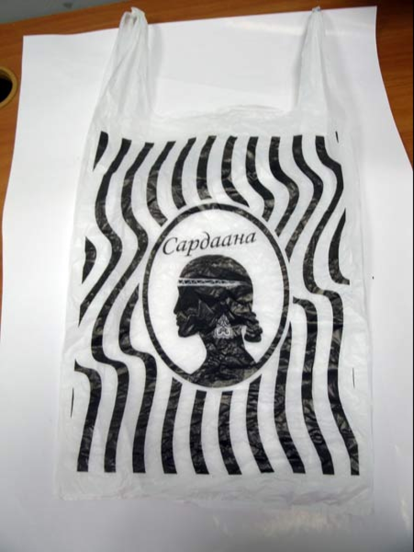 Cómo apareció un bolso a rayas con una dama con sombrero: uno de los símbolos de los años 90 Cómo apareció un bolso a rayas con una dama con sombrero: uno de los símbolos de los años 90