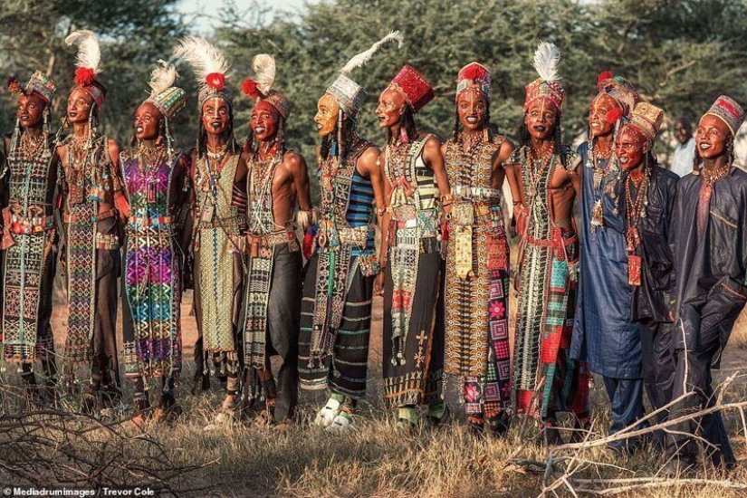 ¿Cómo es un concurso de belleza entre los hombres de la tribu de los wodaabe, que juzgar a los adolescentes