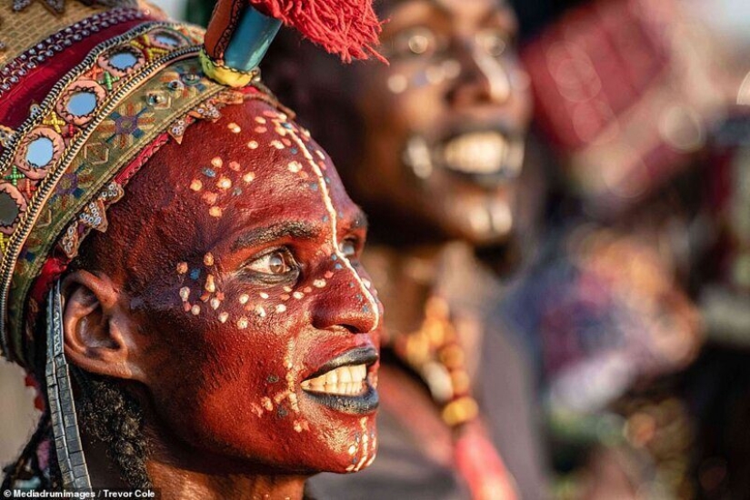 ¿Cómo es un concurso de belleza entre los hombres de la tribu de los wodaabe, que juzgar a los adolescentes
