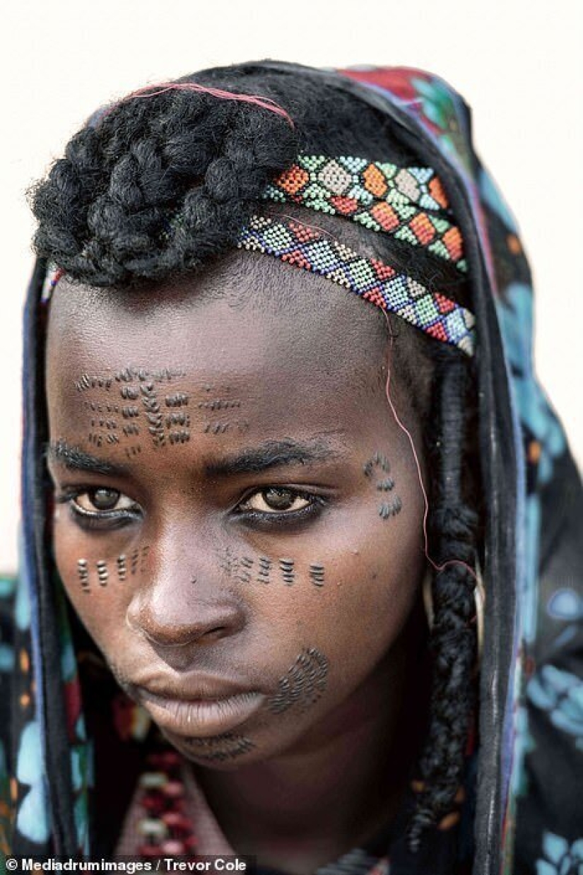 ¿Cómo es un concurso de belleza entre los hombres de la tribu de los wodaabe, que juzgar a los adolescentes