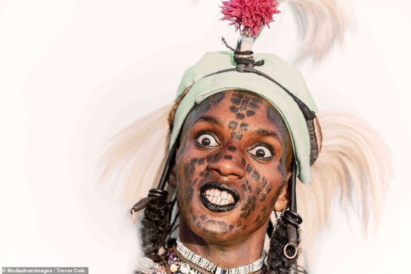 ¿Cómo es un concurso de belleza entre los hombres de la tribu de los wodaabe, que juzgar a los adolescentes