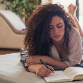 Cómo superar una ruptura con un ser querido usando un cuaderno