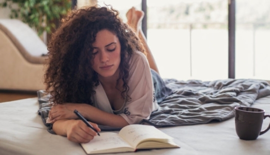 Cómo superar una ruptura con un ser querido usando un cuaderno