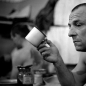 Cómo surgió la bebida chifir en prisión y qué efectos tiene sobre el cuerpo