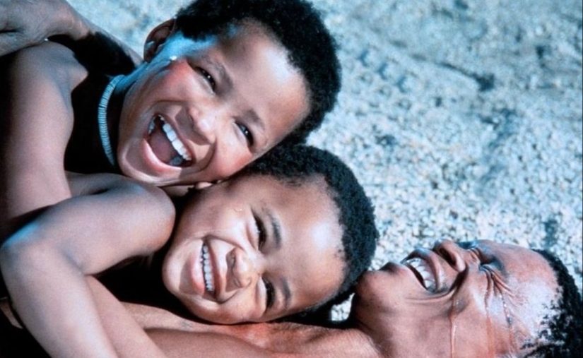 ¿Cómo surgió la vida de los Bushman Nkjau, en la que jugó un papel importante en la película "tal vez los dioses están locos." ¿Cómo surgió la vida de los Bushman Nkjau, en la que jugó un papel importante en la película "tal vez los dioses están locos."