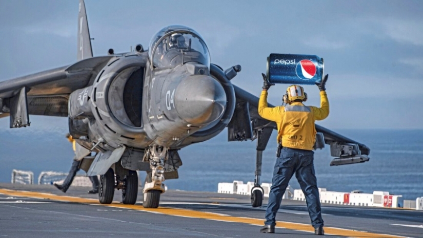 Cómo un estudiante quiso demandar a Pepsi por un avión de combate y qué salió de eso