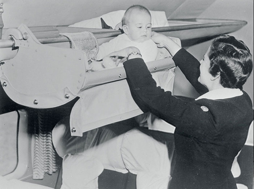 Cómo viajaban los niños a bordo de un avión en la década de 1950 Cómo viajaban los niños a bordo de un avión en la década de 1950