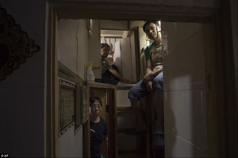 Cómo vive la gente en Hong Kong coffin apartments Cómo vive la gente en Hong Kong coffin apartments