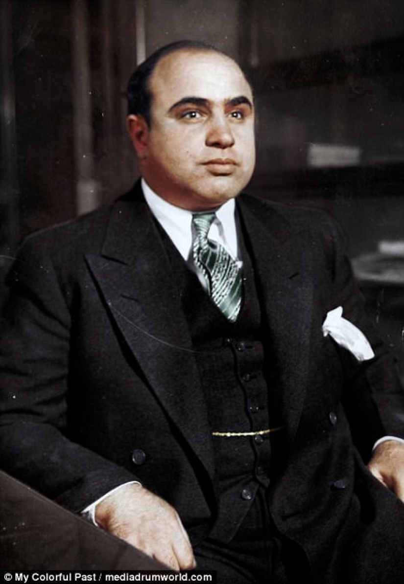 Criminales con un nuevo color: un fotógrafo colorea fotos de villanos famosos