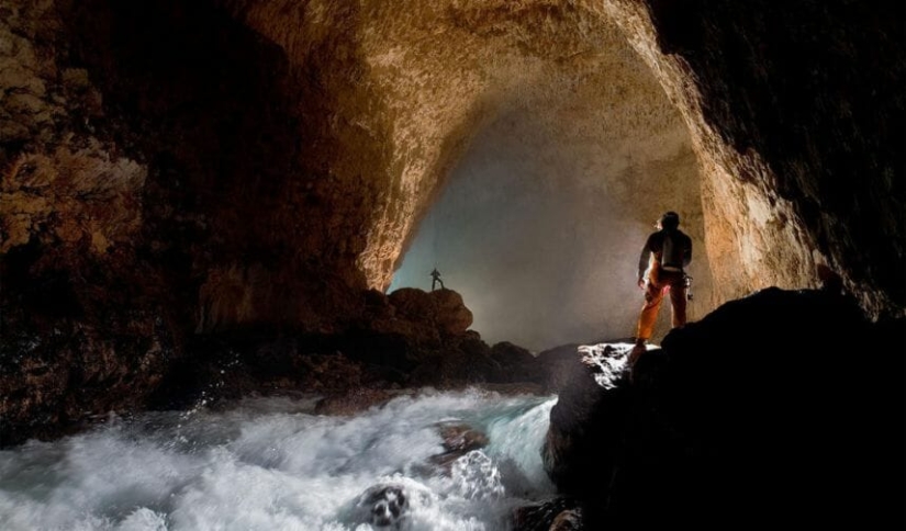 Crow Cave - a mysterious and deadly “underground Everest” Crow Cave - a mysterious and deadly “underground Everest”