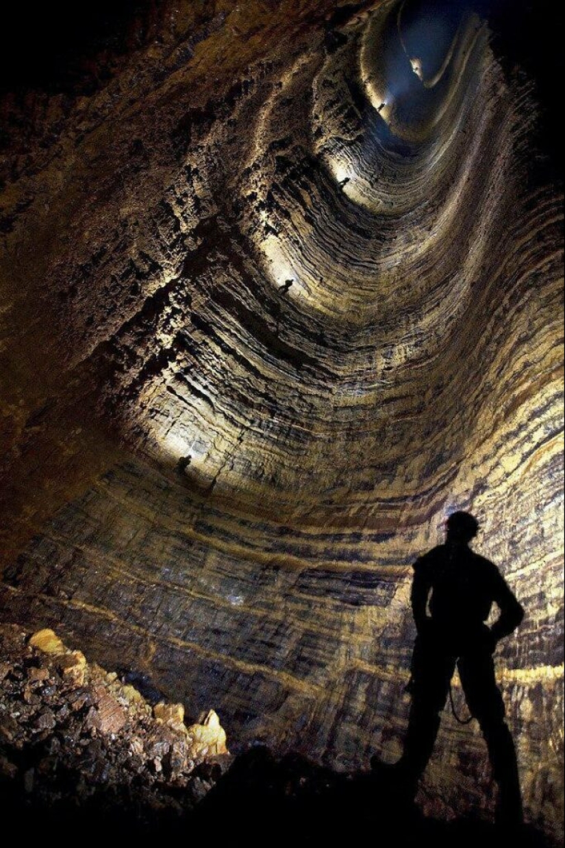 Crow Cave - a mysterious and deadly “underground Everest” Crow Cave - a mysterious and deadly “underground Everest”