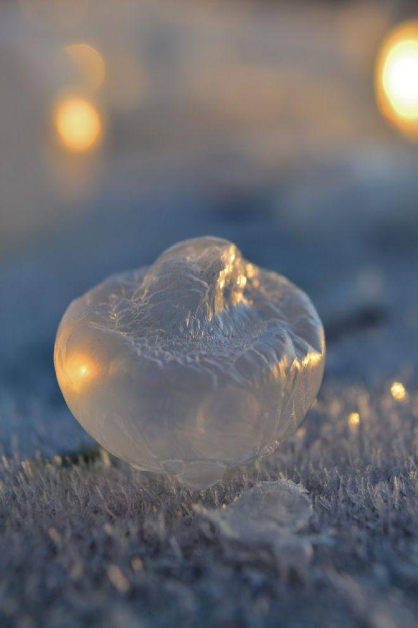 Crystal balls — a girl photographs soap bubbles in the cold