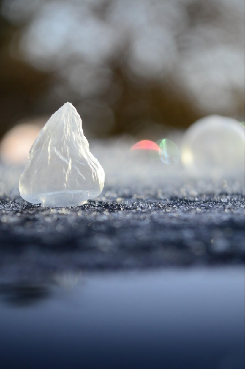 Crystal balls — a girl photographs soap bubbles in the cold