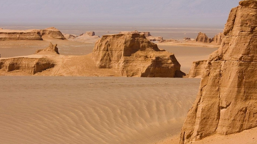 Dangerous far away: 10 incredibly beautiful, but awe-inspiring places