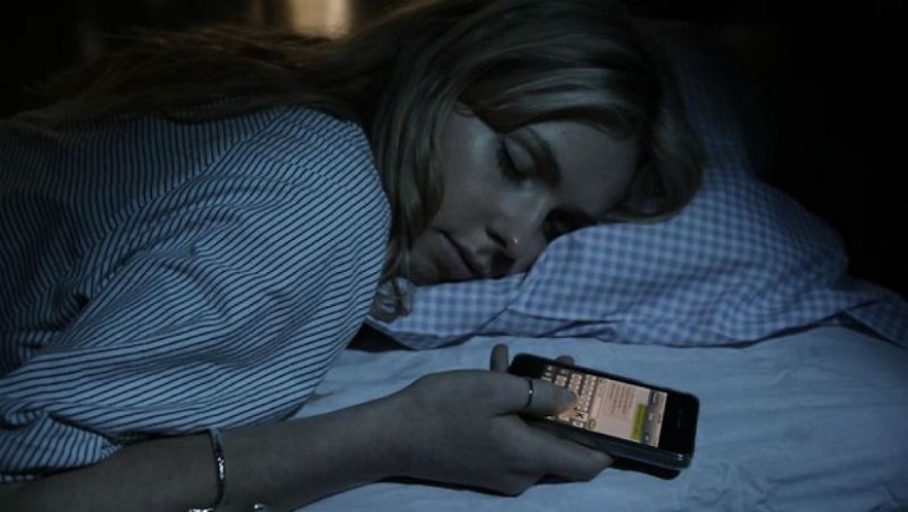 Dangerous to health: scientists explained why you should not sleep with a smartphone Dangerous to health: scientists explained why you should not sleep with a smartphone