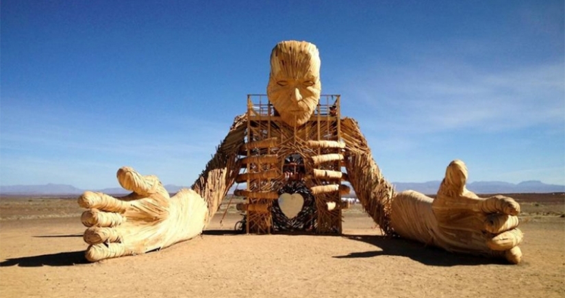 Daniel Popper's audiovisual sculptures creating the atmosphere of festivals