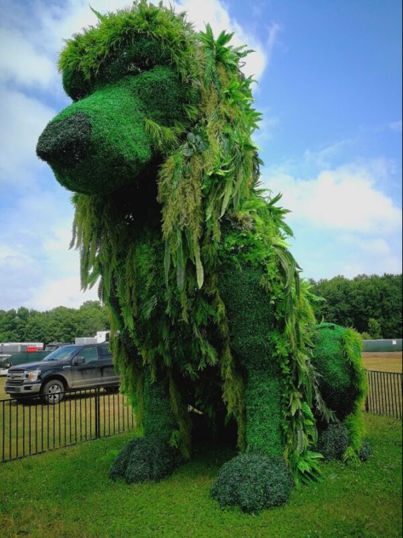 Daniel Popper's audiovisual sculptures creating the atmosphere of festivals